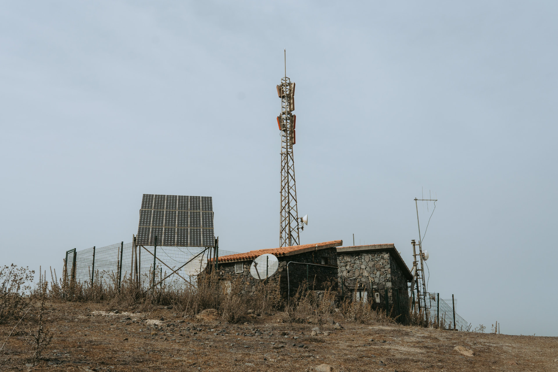 Estrutura remota com painéis solares autônomos em local sem acesso à rede elétrica