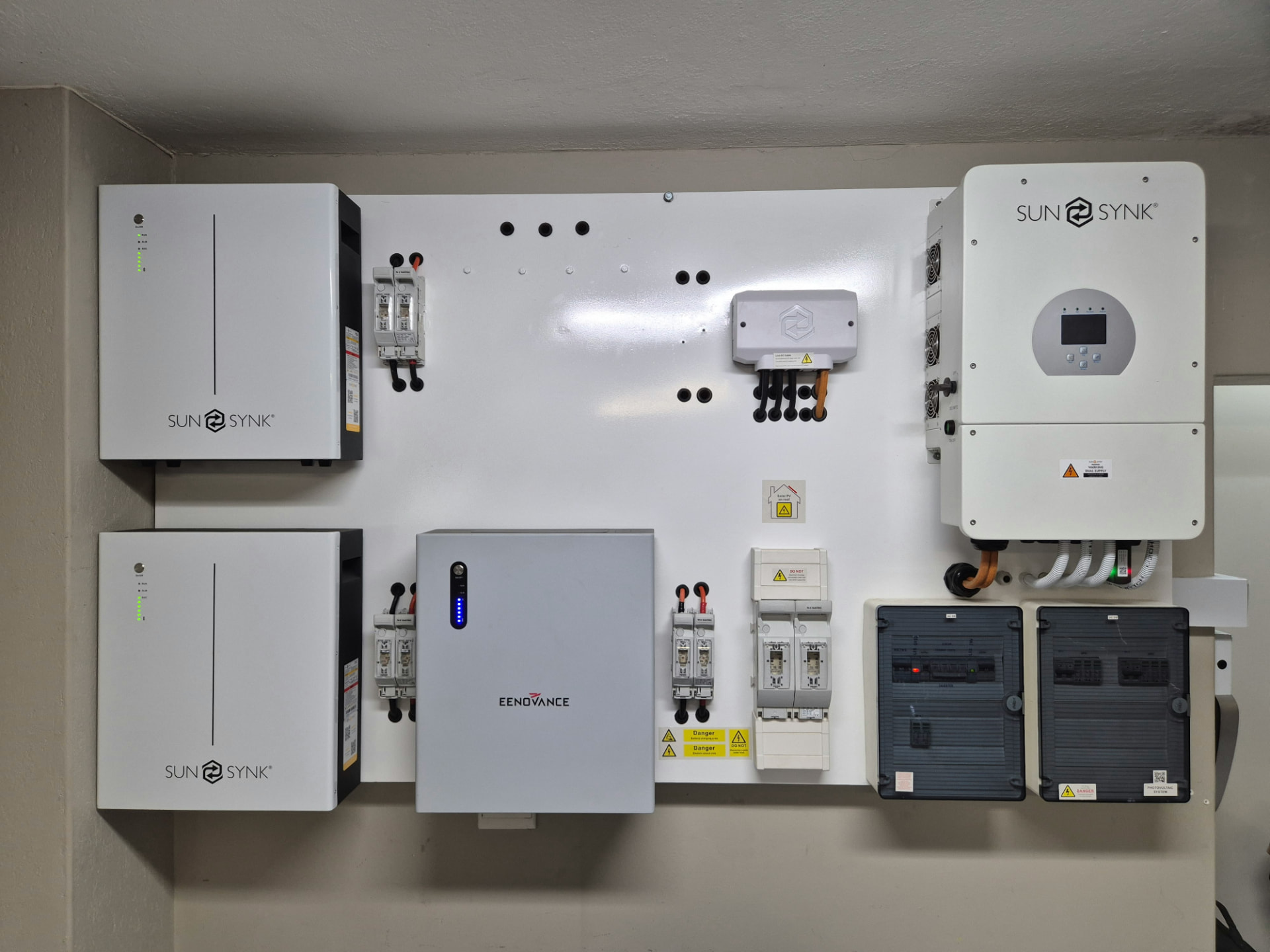 Inversores híbridos Sunsynk e bateria de armazenamento instalados em parede técnica